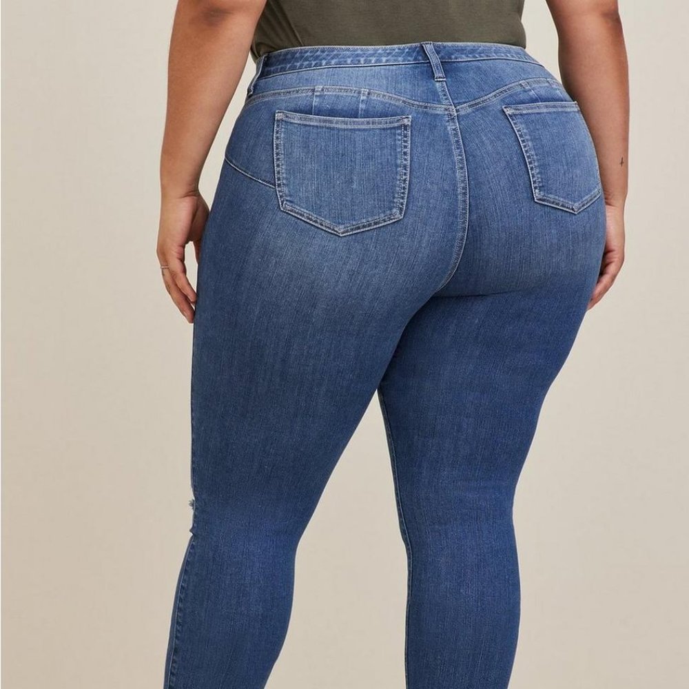 ❤️NWT VINTAGE TORRID JEANS - BOMBSHELL SKINNY - HIGH RISE - DISTRESSED PLUS SIZE - Picture 2 of 16